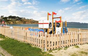 Maisons de vacances Gorgeous Home In Trevou Treguignec : photos des chambres