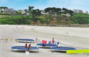 Maisons de vacances Gorgeous Home In Trevou Treguignec : photos des chambres