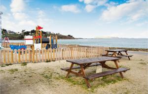 Maisons de vacances Gorgeous Home In Trevou Treguignec : photos des chambres