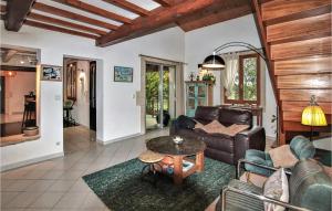 Maisons de vacances Lovely Home In La Roche St Secret With Outdoor Swimming Pool : photos des chambres
