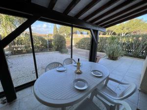 Maisons de vacances Maison 5 pieces avec piscine, pres de la plage, ideal pour familles, a Vendres - FR-1-701-15 : photos des chambres