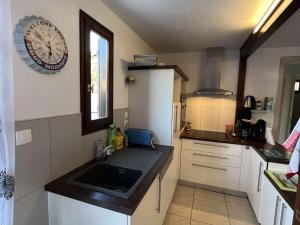 Maisons de vacances Maison 5 pieces avec piscine, pres de la plage, ideal pour familles, a Vendres - FR-1-701-15 : photos des chambres