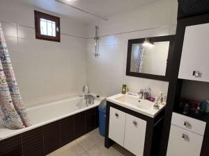 Maisons de vacances Maison 5 pieces avec piscine, pres de la plage, ideal pour familles, a Vendres - FR-1-701-15 : photos des chambres