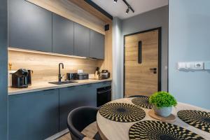 Stone Hill Apartament Wellness z basenem jakuzi saunami prywatnym garażem i rowerami w cenie