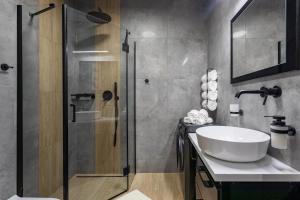 Stone Hill Apartament Wellness z basenem jakuzi saunami prywatnym garażem i rowerami w cenie