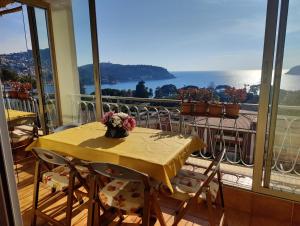 Appartements Large Studio overlooking Villefranche Bay - Parking : photos des chambres