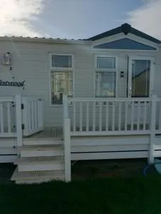E31 is a 2 bedroom 6 berth caravan with large decking and close to beach on Whitehouse Leisure Park This is a pet free caravan - 科尔温湾