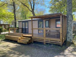 Vue sur le lac, cadre verdoyant, camping 4 étoiles