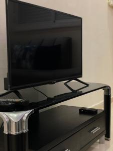 Travel in Style: 2BR Apt with Fast Wi-Fi & Parking