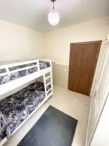 Travel in Style: 2BR Apt with Fast Wi-Fi & Parking