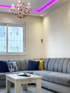 Travel in Style: 2BR Apt with Fast Wi-Fi & Parking