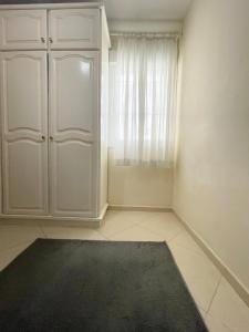 Travel in Style: 2BR Apt with Fast Wi-Fi & Parking