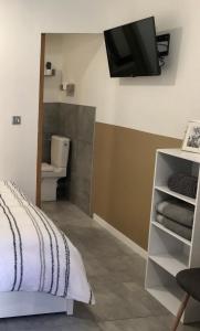 Maisons d'hotes Studette equipee 17m2 climatisation et parking prive gratuit : photos des chambres