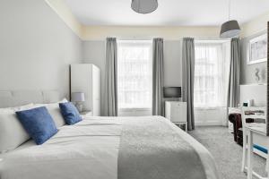 Superior King Room room in South view