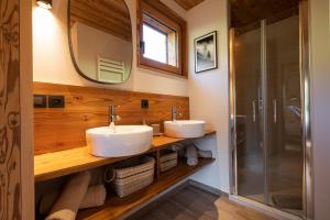 Chalets Chalet La Manigodine Contact O6 6I 4O 9I I9 Piscine Sauna Billard 18 a 24 pers : photos des chambres