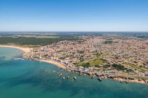 Maisons de vacances Tres belle Maison Vendeenne pour 6 personnes classee 3 etoiles, animaux admis et equipements bebe fournis, avec piscine, situee a seulement 10mn des plages : Maison 2 Chambres