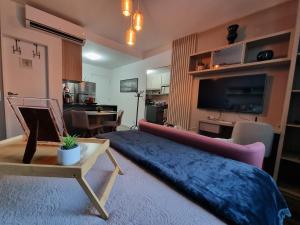 Flat luxo, mobiliado c ar, wi-fi, pisc. e academia