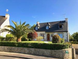 Découvrez le charme de la Bretagne dans cette spacieuse maison typique pour 10 personnes à quelques pas de la mer - idéale pour des vacances ou un weekend en famille ou entre amis !