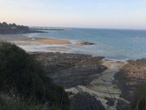 Maisons de vacances Decouvrez le charme de la Bretagne dans cette spacieuse maison typique pour 10 personnes a quelques pas de la mer - ideale pour des vacances ou un weekend en famille ou entre amis ! : photos des chambres