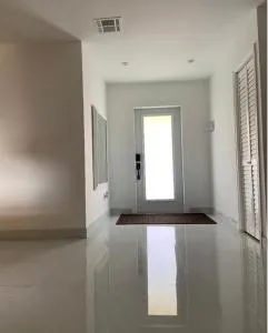 small room with sharing bathroom - Boca West