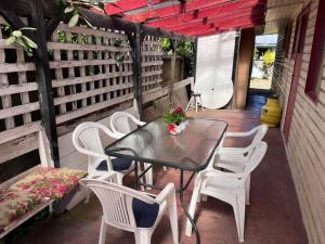 Cabaña sencilla, con amplio patio. A pasos de todo