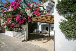 Pame Rentals - Cozy Glyfada Stay with Free Parking - Soúrmena
