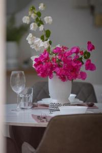 Pame Rentals - Cozy Glyfada Stay with Free Parking