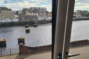 Stunning Refurbished 1 Bedroom, Harbour Apartment.