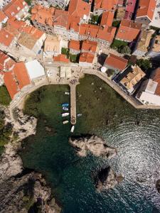 Sea Rocks Residence