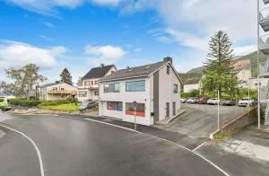 Din hjem! Mitt i by1. Gratis parkering!! - Bardu