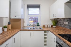 Modern Apartment -Free Parking - by Holiday Homes