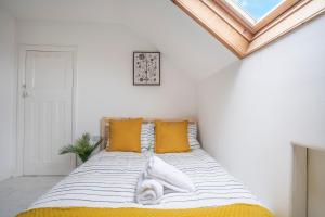 Modern Apartment -Free Parking - by Holiday Homes