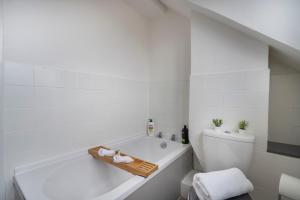 Modern Apartment -Free Parking - by Holiday Homes