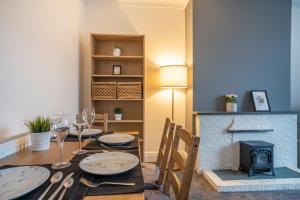 Modern Apartment -Free Parking - by Holiday Homes