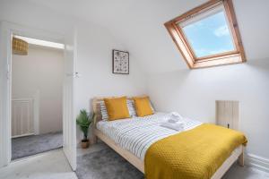 Modern Apartment -Free Parking - by Holiday Homes