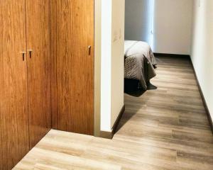 Beautiful Hi-rise, King size, HS Wi-Fi, pool, gym