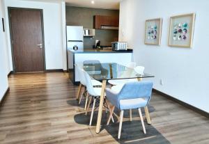 Beautiful Hi-rise, King size, HS Wi-Fi, pool, gym