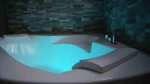 B&B / Chambres d'hotes Les Bethunoises Centre Grand-Place - Spa et Sauna : Suite Deluxe avec Baignoire Spa