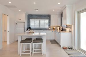 Art Deco Pool house mile and a half to beach Pets Welcome