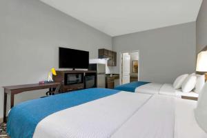 Queen Room with Two Queen Beds - Disability Access - Non-Smoking room in Studio 6-Pleasanton TX