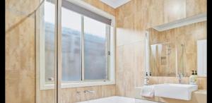 Ensuite Private bath toilet City Airport