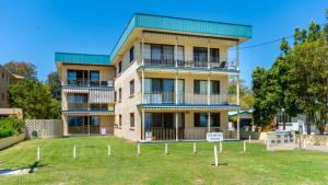 Water Views - Top Floor -Clearview Apartments South Esp, Bongaree