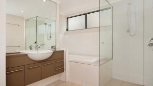 Spectacular Unit Overlooking Pumicestone Passage - Welsby Pde, Bongaree