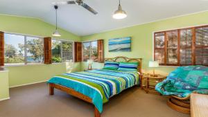 Bribie Beach House, Waterfront directly across the road - Solander Esp, Banksia Beach