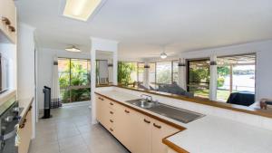 Lowset home on the canal - Dolphin Dr, Bongaree
