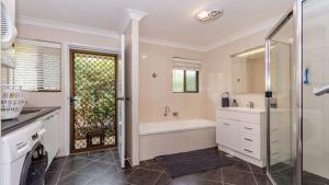 Freshly revovated Dog Friendly House walking distance to Waterfront!