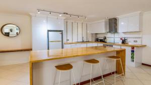 Bribie Escape, Top Floor Unit with Waterviews
