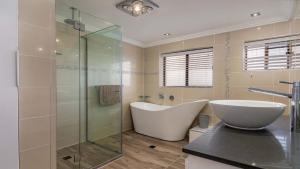 Bribie Escape, Top Floor Unit with Waterviews