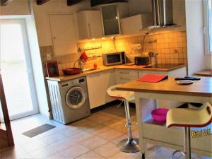 Maisons de vacances a 12km ANGOULEME,,,5km A10 et RN141 ,,maison ,,internet,,parkingSSS gratuitS ! : photos des chambres