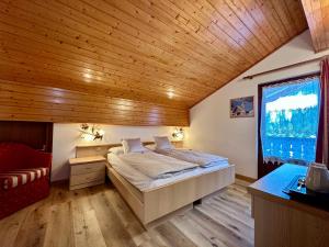Double or Twin Room with Panoramic View and Balcony room in B&B Cèsa Planber Mountain View